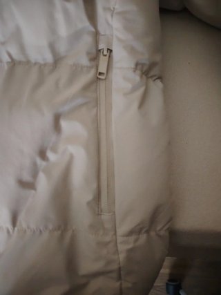 Abrigo acolchado beige con capucha