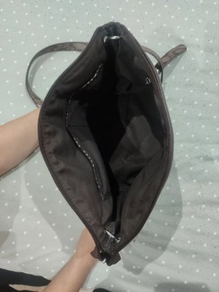 Bolso marrón con detalles de serpiente