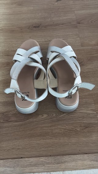 Sandalias Fluchos plateadas y blancas