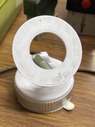 Soporte móvil giratorio blanco y plateado