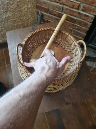 Cesto de mimbre con abrenueces de madera