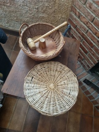 Cesto de mimbre con abrenueces de madera