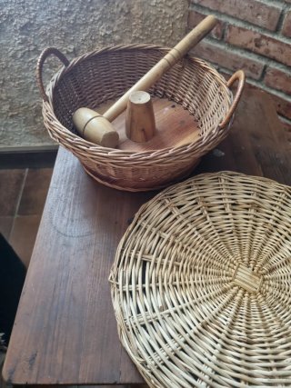 Cesto de mimbre con abrenueces de madera