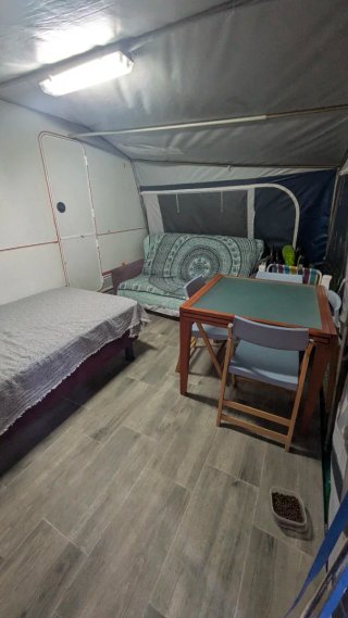 Parcela con caravana en camping Les Palmeres (Suec