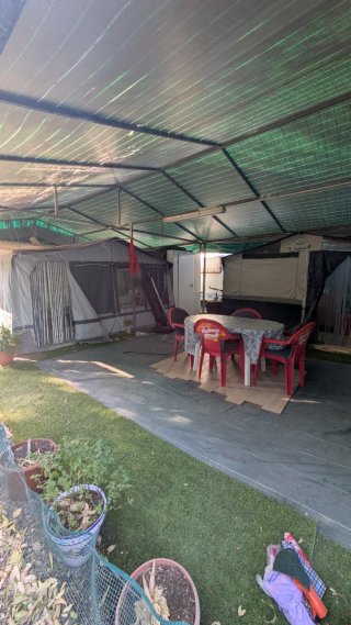 Parcela con caravana en camping Les Palmeres (Suec