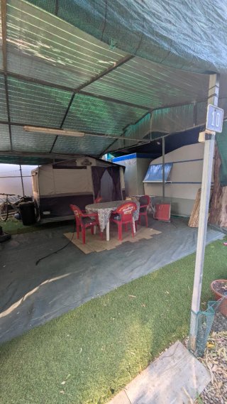 Parcela con caravana en camping Les Palmeres (Suec