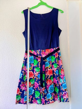 Vestido azul con estampado floral