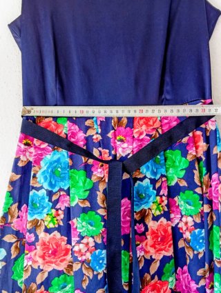 Vestido azul con estampado floral