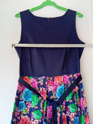 Vestido azul con estampado floral