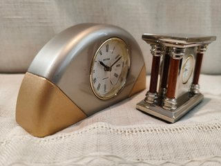 2 Relojes de Sobremesa RHYTHM y J. CLOCK