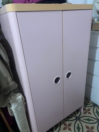 Cómoda y armario infantil rosa y secadora