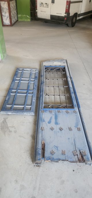 Puerta antigua azul con rejas y detalles