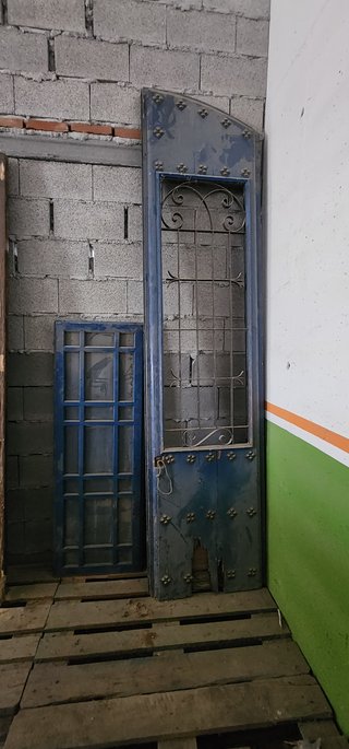 Puerta antigua azul con rejas y detalles