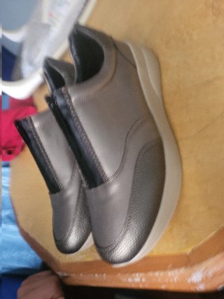 Zapatillas médicas negras y doradas