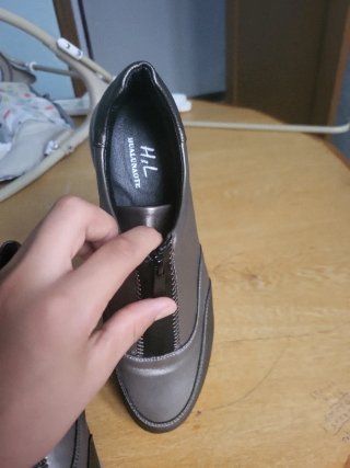 Zapatillas médicas negras y doradas
