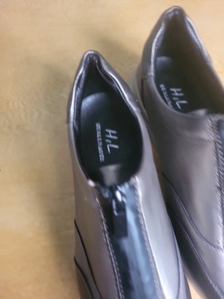 Zapatillas médicas negras y doradas