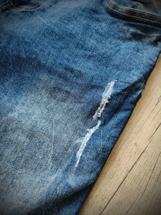 Pantalón vaquero desgastado azul