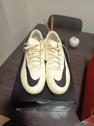 Zapatillas Nike Beige y Negro