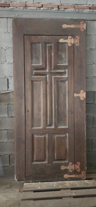 Puerta de iglesia antigua con marco