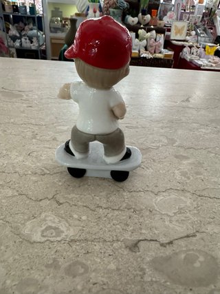 Bimbo con skateboard in ceramica