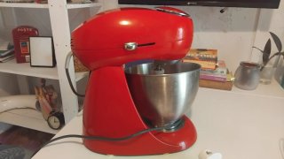 Robot de cocina rojo