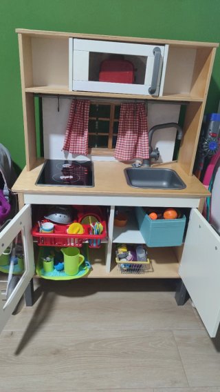 Cocinita de juguete con accesorios