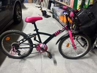 Bicicleta niña 20 con cesta y pata de cabra.