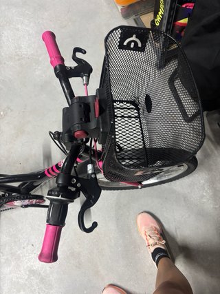 Bicicleta niña 20 con cesta y pata de cabra.