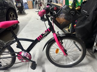 Bicicleta niña 20 con cesta y pata de cabra.
