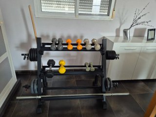 Soporte mancuernas y barra con discos