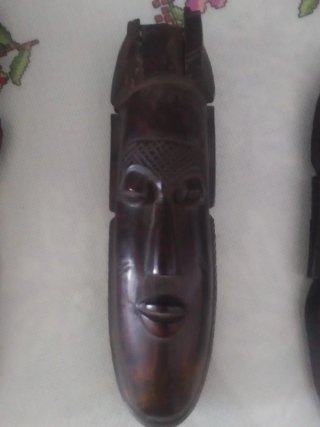 Máscara africana de madera tallada