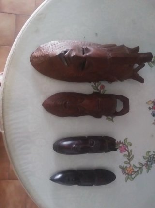 Máscara africana de madera tallada