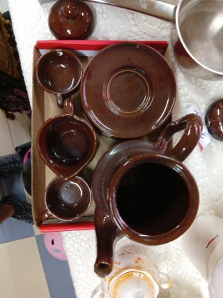 Conjunto de tazas y platos marrones