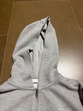 Sudadera Crop Gris con Cremallera y Capucha