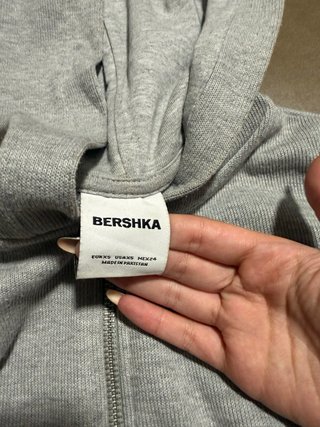 Sudadera Crop Gris con Cremallera y Capucha