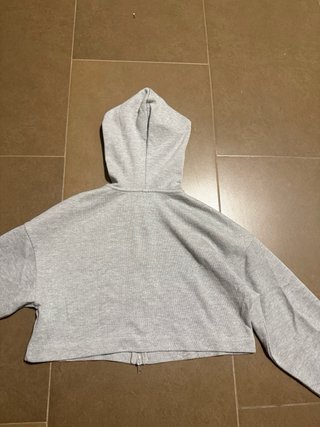 Sudadera Crop Gris con Cremallera y Capucha