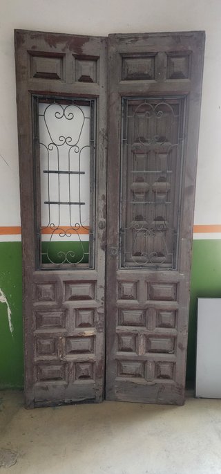 Puertas antiguas de madera con rejas