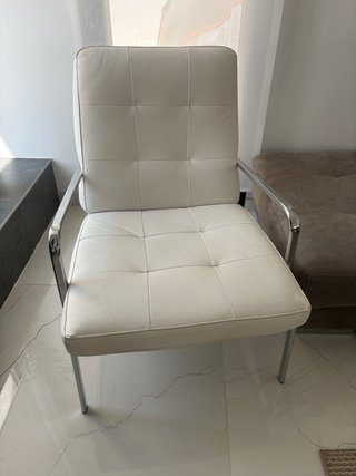 Sillón oficina blanco y metal elegante