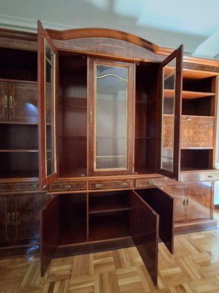 Mueble de madera con detalles dorados