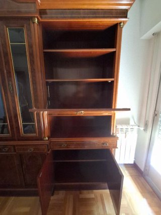 Mueble de madera con detalles dorados