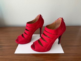 Zapatos de tacón rojos de ante
