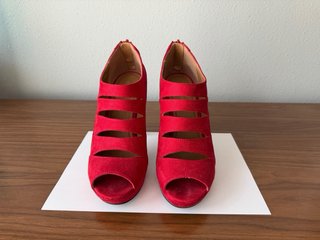 Zapatos de tacón rojos de ante