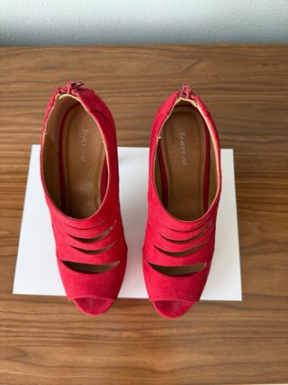 Zapatos de tacón rojos de ante