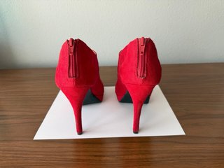 Zapatos de tacón rojos de ante