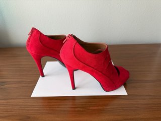 Zapatos de tacón rojos de ante