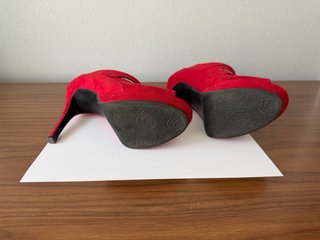 Zapatos de tacón rojos de ante