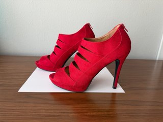 Zapatos de tacón rojos de ante