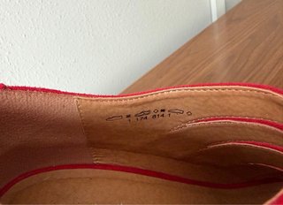 Zapatos de tacón rojos de ante