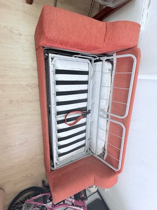 Sofá cama tela naranja y rosa