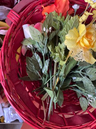 Composizione fiori finti in cesto rosso